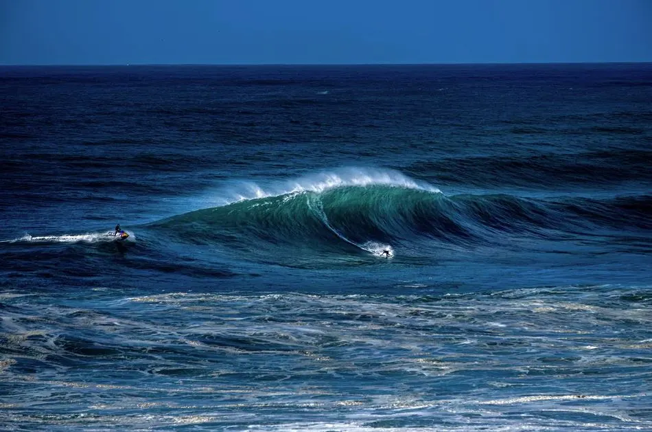 Surfer płynący na fali w Nazare - ujęcie z serialu o surfingu "100 feet wave"