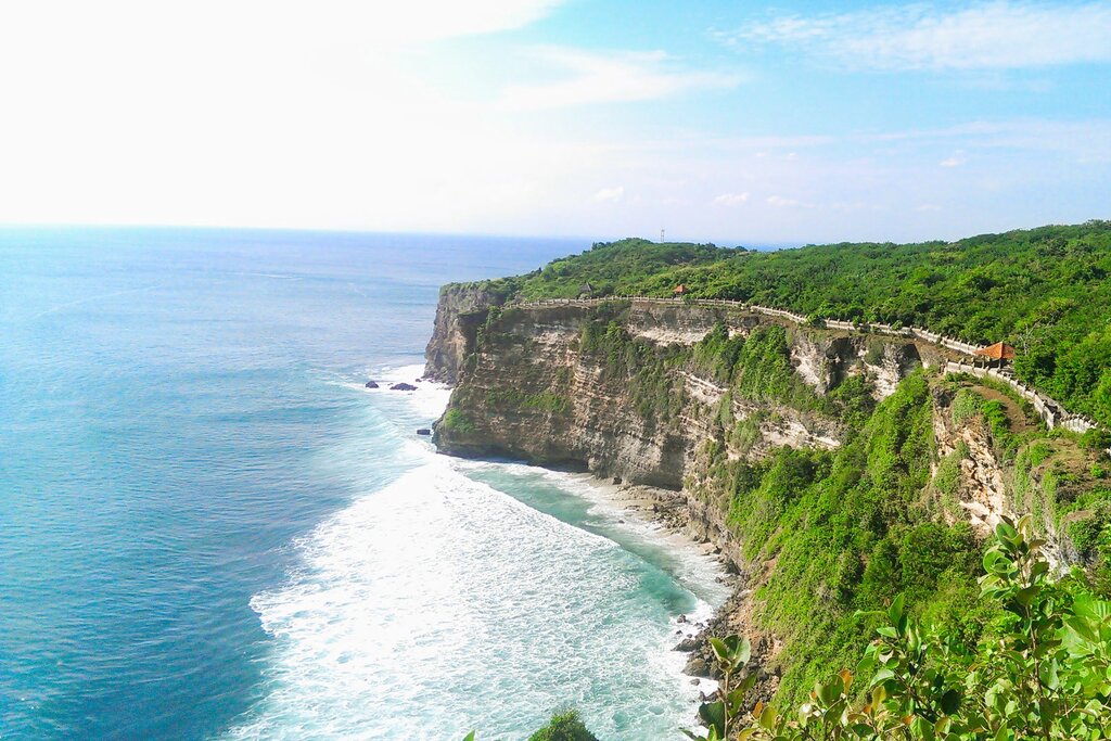 Klif przy świątyni Uluwatu na Bali