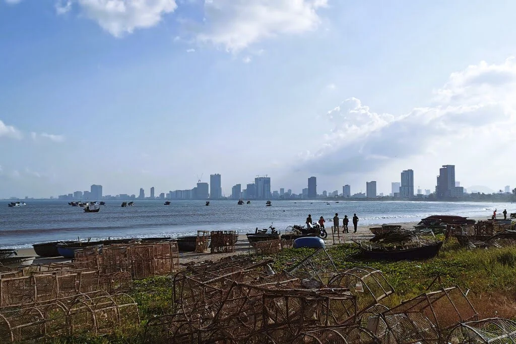 Widok na łodzie rybackie, plażę, rzekę i wietnamskie miasto Da Nang